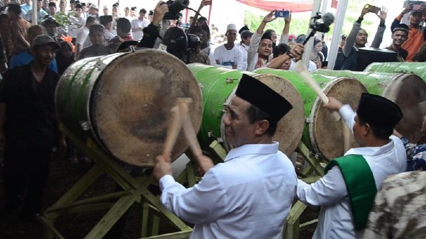 Kementan Bagikan Bantuan Ayam 1 Juta Ekor ke Santri